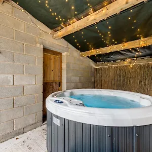  Holiday home Central Malham, Sleeps 2, Private Hot Tub, Yoga Studio